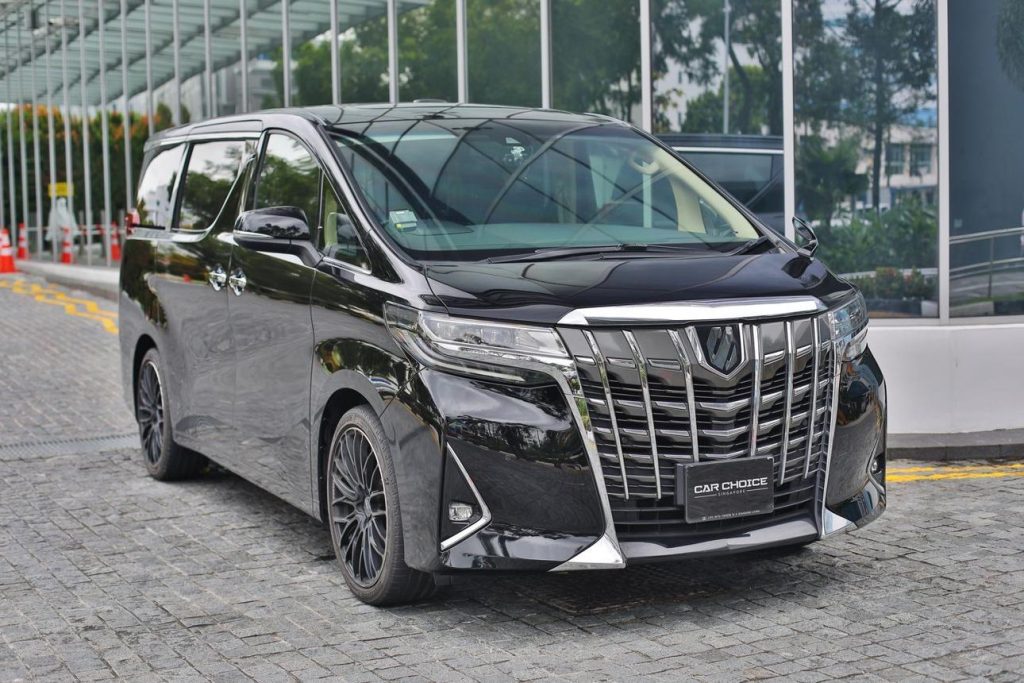 Armada K.K. Holiday terdiri dari Toyota Alphard, Toyota Vellfire, dan Toyota Minibus untuk layanan transportasi di Hong Kong.