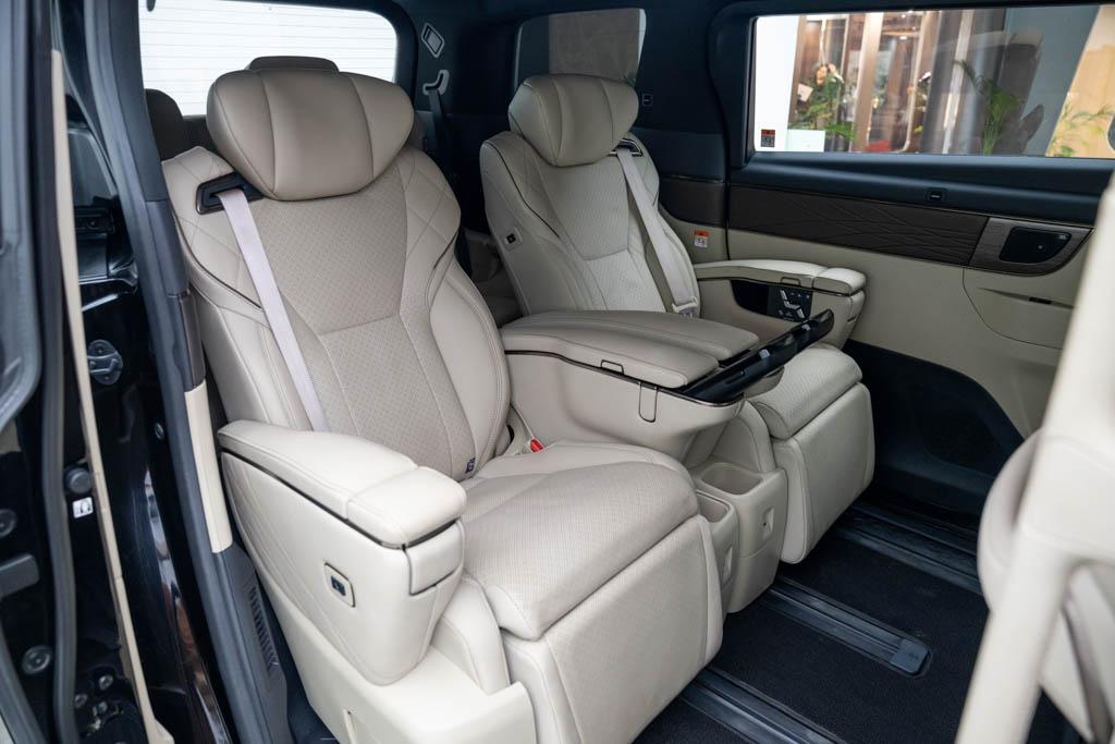Kabin atau Interior Toyota Vellfire yang luas, bersih, dan nyaman memberikan pengalaman perjalanan yang menyenangkan bersama K.K. Holiday untuk perjalanan bisnis, wisata, maupun keluarga.