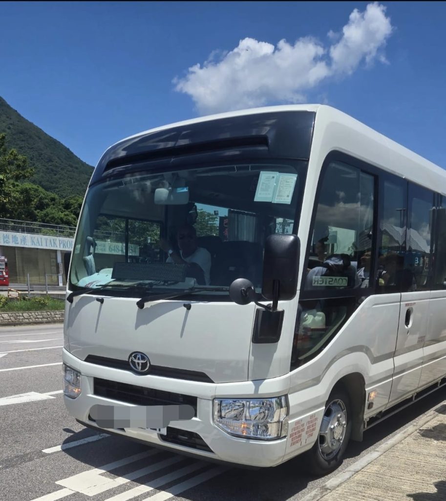 Toyota Minibus K.K. Holiday berkapasitas 19–27 penumpang, ideal untuk rombongan wisata, keluarga besar, perusahaan, sekolah, maupun perjalanan bisnis. Melayani penjemputan dan pengantaran dari Hong Kong International Airport, Shenzhen Bao'an International Airport, Macau International Airport, stasiun kereta cepat, hotel, serta berbagai kota di Hong Kong dan China dengan pelayanan profesional.