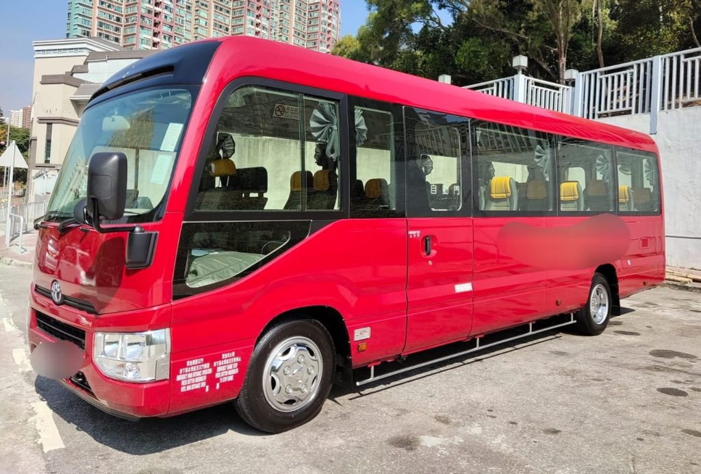 Toyota Minibus K.K. Holiday berkapasitas 19–27 penumpang, ideal untuk rombongan wisata, keluarga besar, perusahaan, sekolah, maupun perjalanan bisnis. Melayani penjemputan dan pengantaran di Hong Kong International Airport, Macau International Airport, Shenzhen Airport, stasiun kereta cepat, hotel, serta berbagai kota di Hong Kong dan China dengan layanan profesional.